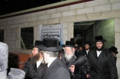 האדמו"ר מפרמישלאן בבית הכנסת בביתר עילית