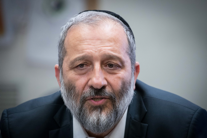 הממשלה אישרה: אריה דרעי יוכל למנוע פתיחה של מרכולים בשבת ...